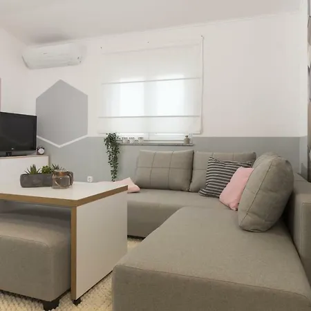 Jela Apartment *